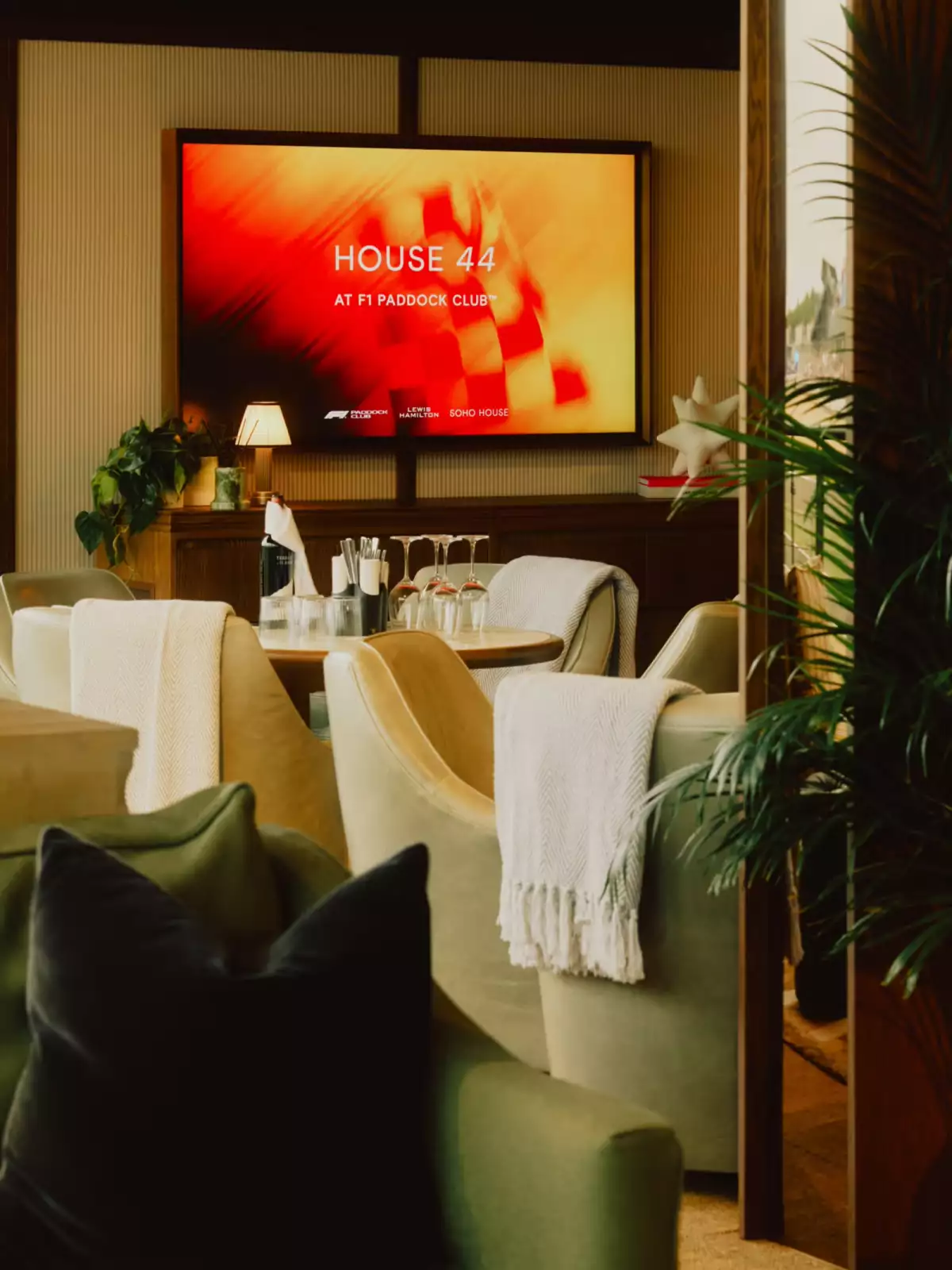 06 House 44 at F1 paddock Club_34.png