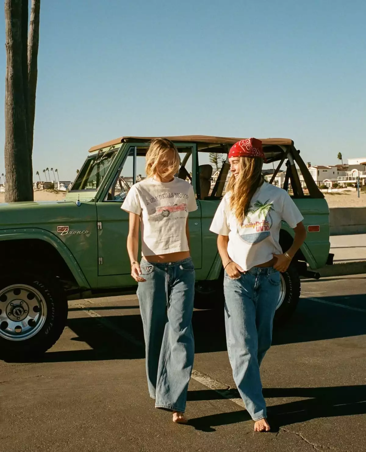 graphic tee con jeans.jpg