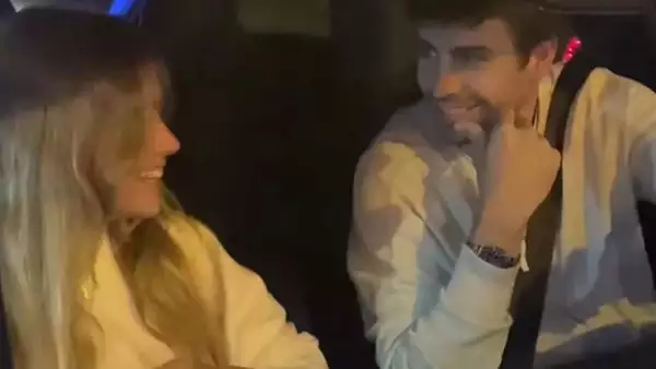 Piqué y su novia Clara Chía captados afuera del estadio Camp Nou muy felices