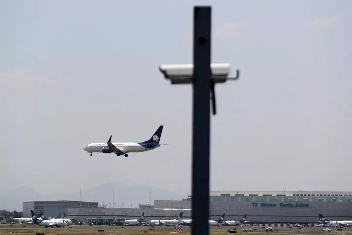 (Avión de Aeroméxico a punto de aterrizar en el AICM)