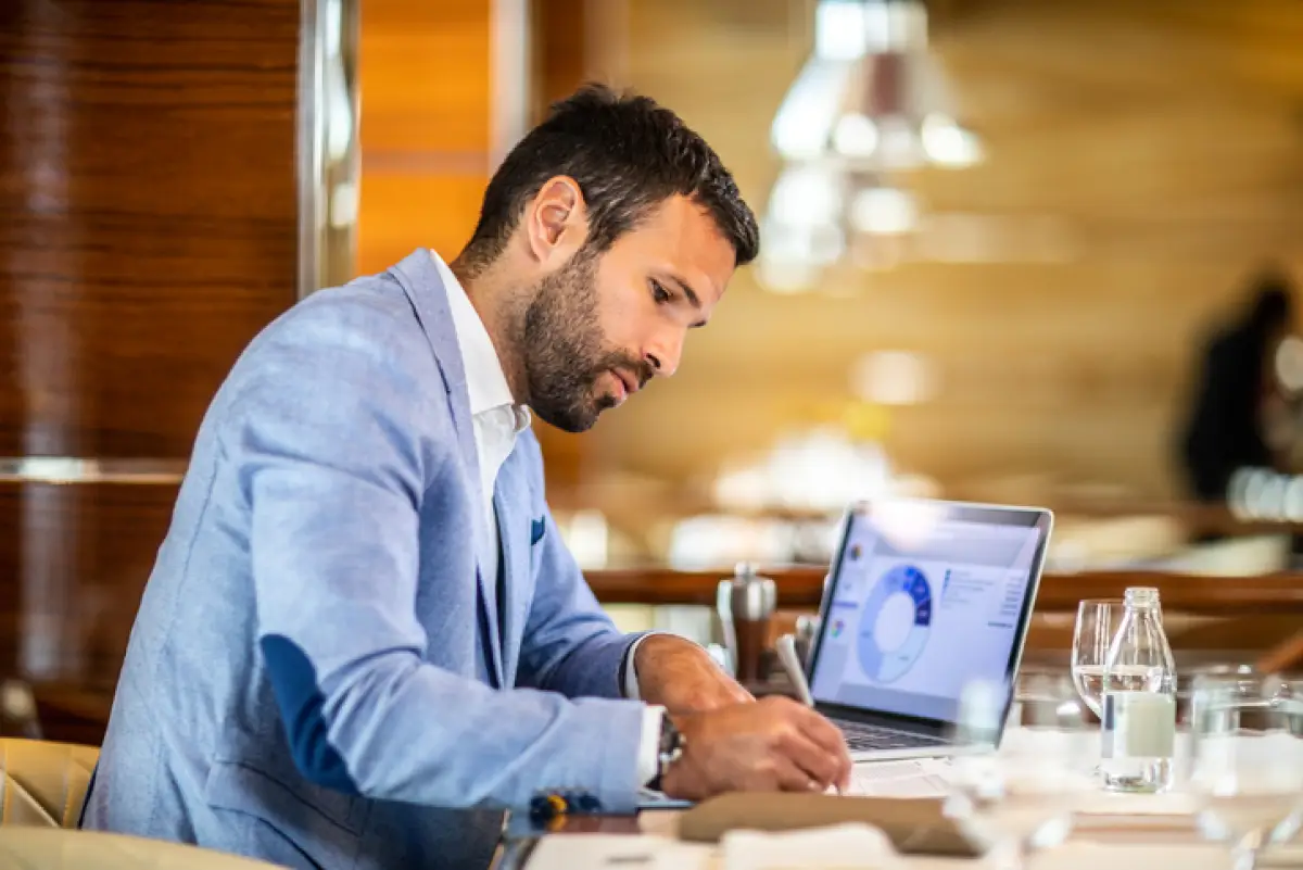 Un empresario analiza los gastos de su empresa.