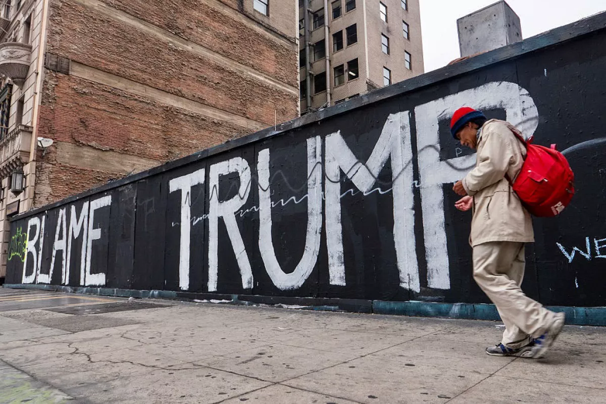 Una persona camina por el centro de Los Ángeles después del levantamiento de un toque de queda nocturno después de que numerosos negocios fueran asaltados el lunes por la noche mientras las protestas continúan en la ciudad el 11 de junio de 2025, en Los Ángeles, California. Las tensiones en la ciudad siguen siendo altas después de que la administración Trump llamara a la Guardia Nacional y a los Marines en contra de los deseos del gobernador. Gavin Newsom y los líderes de la ciudad.