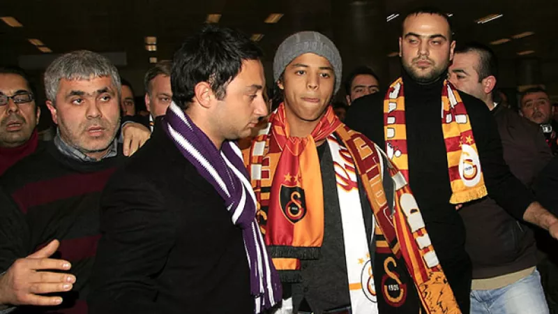 Giovani Dos Santos llega a Turquía para incorporarse al Galatasaray