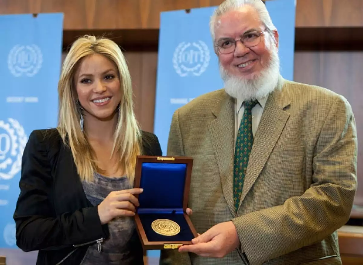 La cantante colombiana recibió una medalla de la agencia especializada en relaciones laborales perteneciente a la Organización de Naciones Unidas por su trabajo a favor de niños pobres.