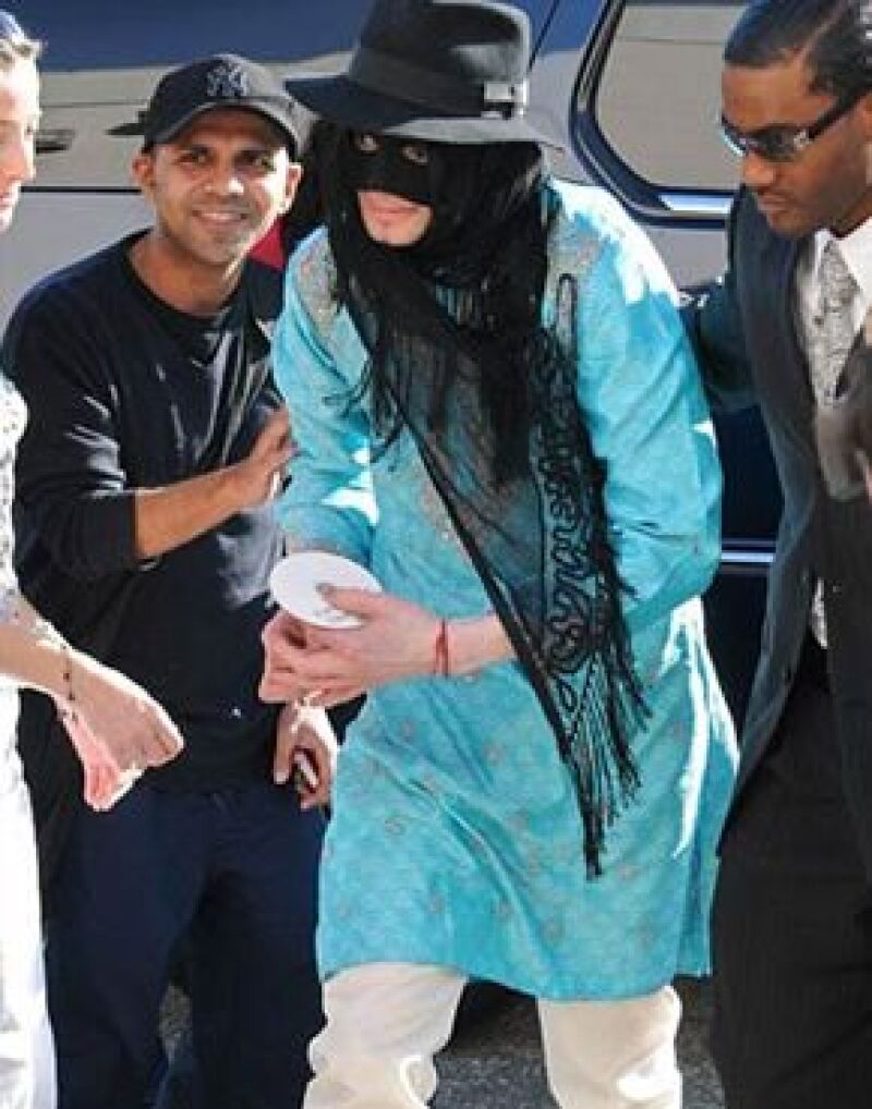 Al estilo de El Zorro, el cantante traía el rostro cubierto estando de compras en Beverly Hills.