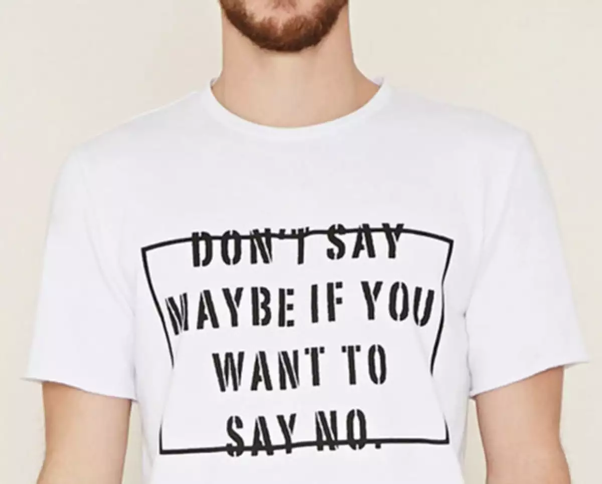 Forever 21 ha retirado unas playeras en sus tiendas de Estados Unidos después de que usuarios de redes sociales señalaran que el mensaje que llevan es misógino y sexista.
