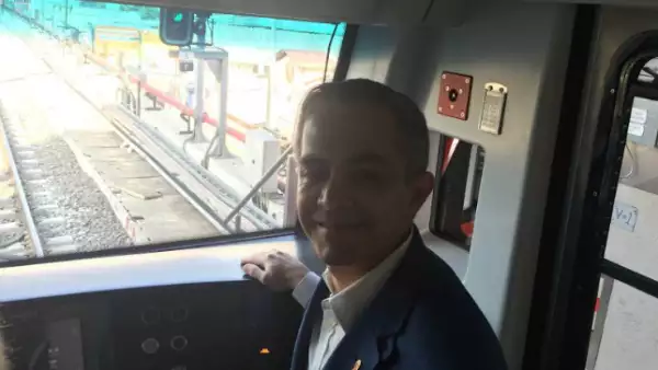 El jefe de Gobierno del DF subió a uno de los trenes para dar el primer recorrido tras la reapertura
