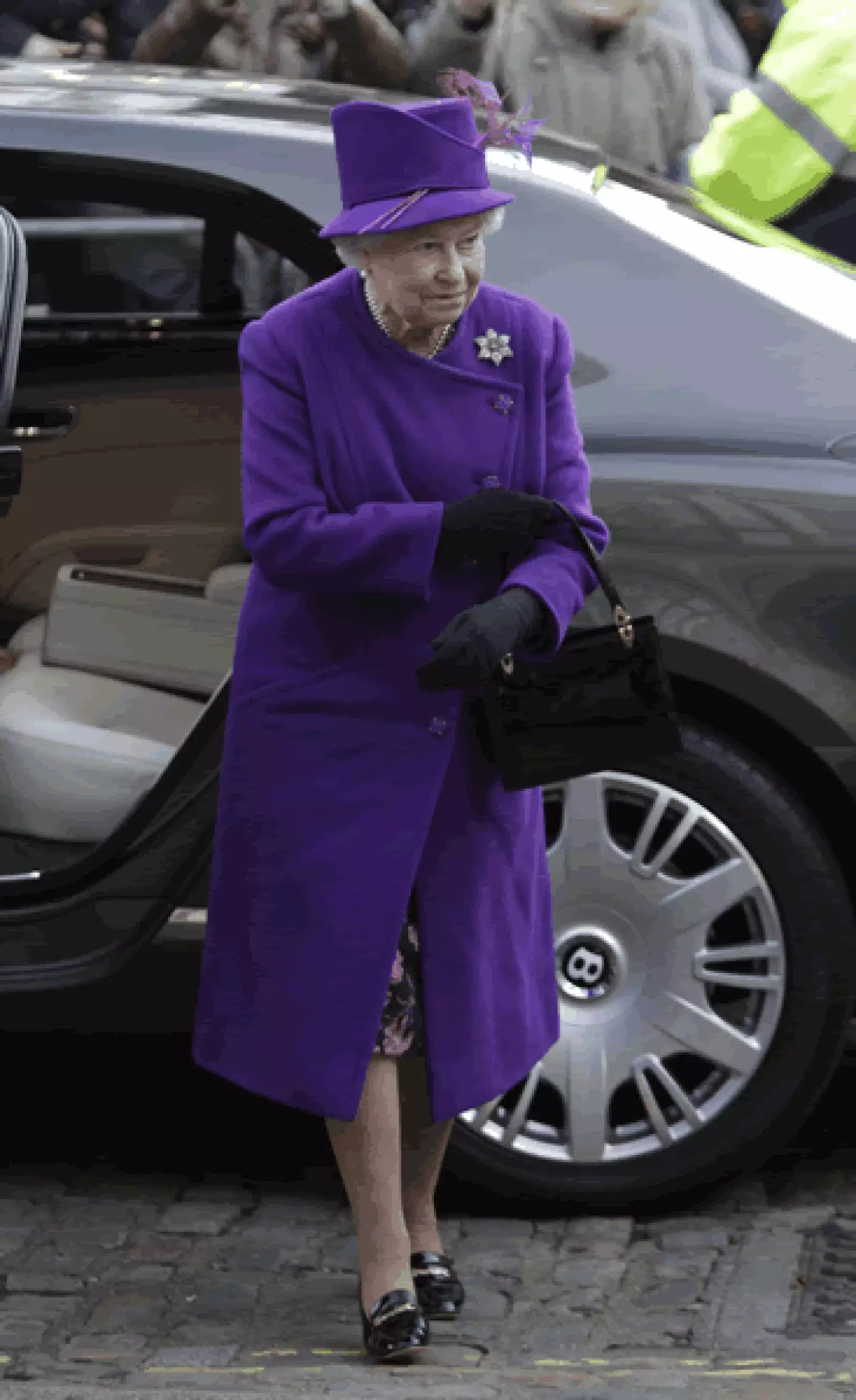 La familia real también ha sido criticada por su costoso estilo de vida y la reina ha tenido que ceder algunos de sus privilegios.