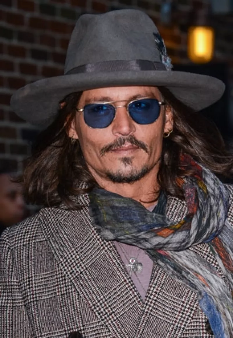 El actor confesó a la revista Rolling Stone que la razón por la cual usa lentes oscuros en todos lados es debido a que no ve bien de su ojo izquierdo.