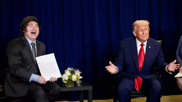 El presidente de los Estados Unidos, Donald Trump, y el presidente de Argentina, Javier Milei, reaccionan mientras se encuentran durante la 80a Asamblea General de las Naciones Unidas, en la ciudad de Nueva York, Nueva York, EE. UU., el 23 de septiembre de 2025.
