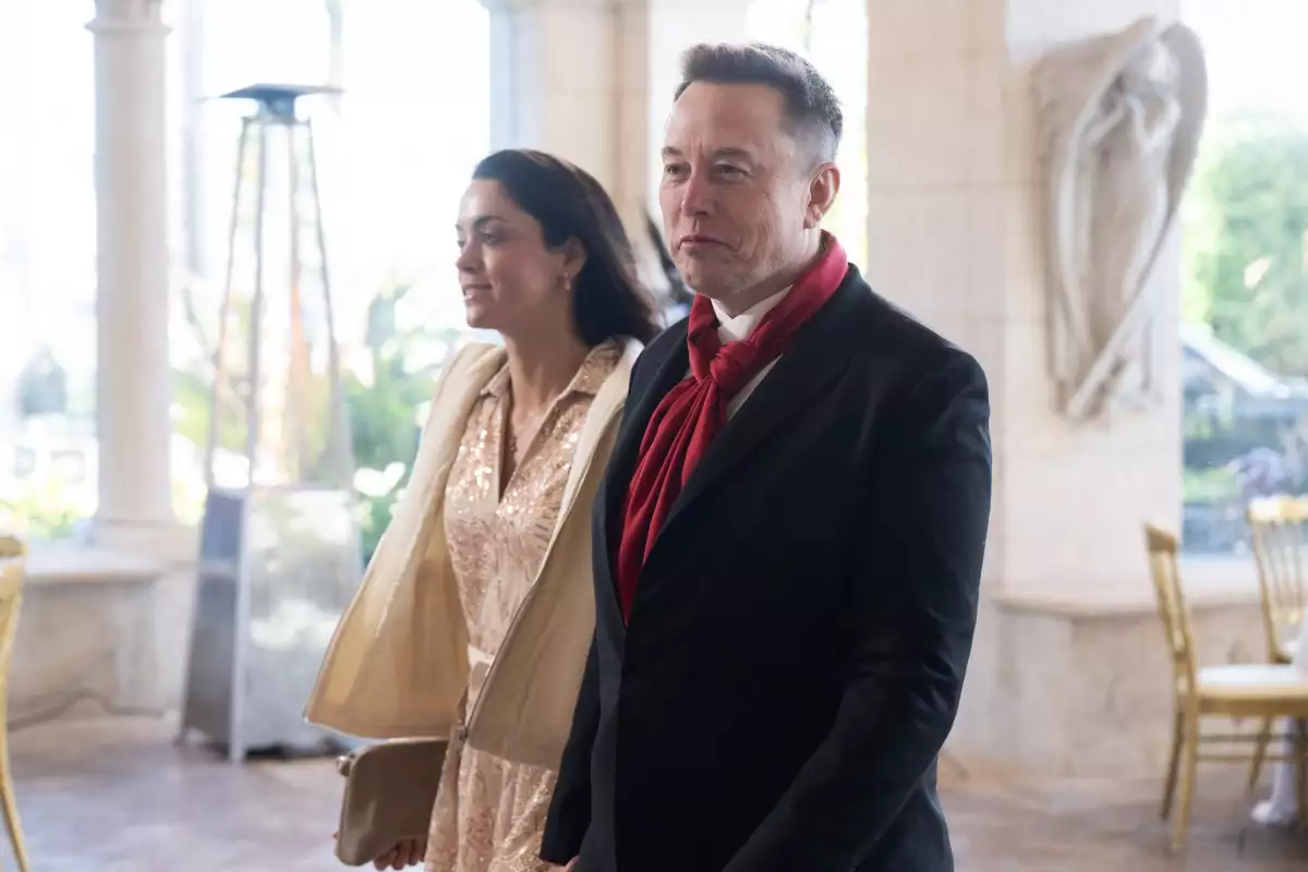 Elon Musk, CEO de Tesla y SpaceX, y Shivon Zilis, un capitalista de riesgo, llegan para asistir a la boda de Dan Scavino, Jefe Adjunto de Gabinete de la Casa Blanca, y Erin Elmore, Directora de Arte en Embajadas del Departamento de Estado, en Mar-a-Lago en Palm Beach, Florida, 1 de febrero de 2026