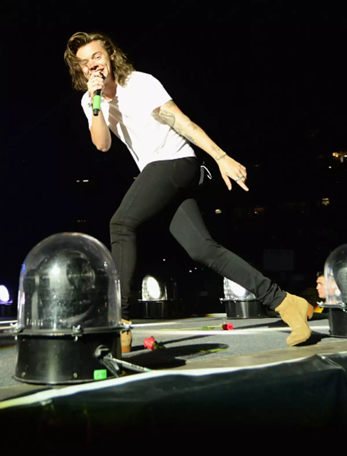 La estrella de pop, integrante de One Direction, no logró salvarse de tremenda caída en el escenario durante un concierto en San Diego.