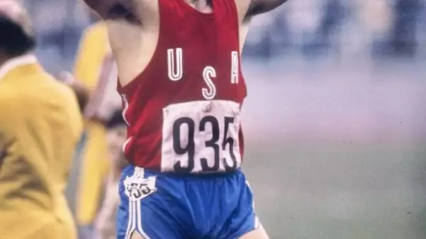 Bruce Jenner de los Estados Unidos celebra durante su rendimiento récord en el decatlón en los Juegos Olímpicos de Verano de 1976 en Montreal, Canadá