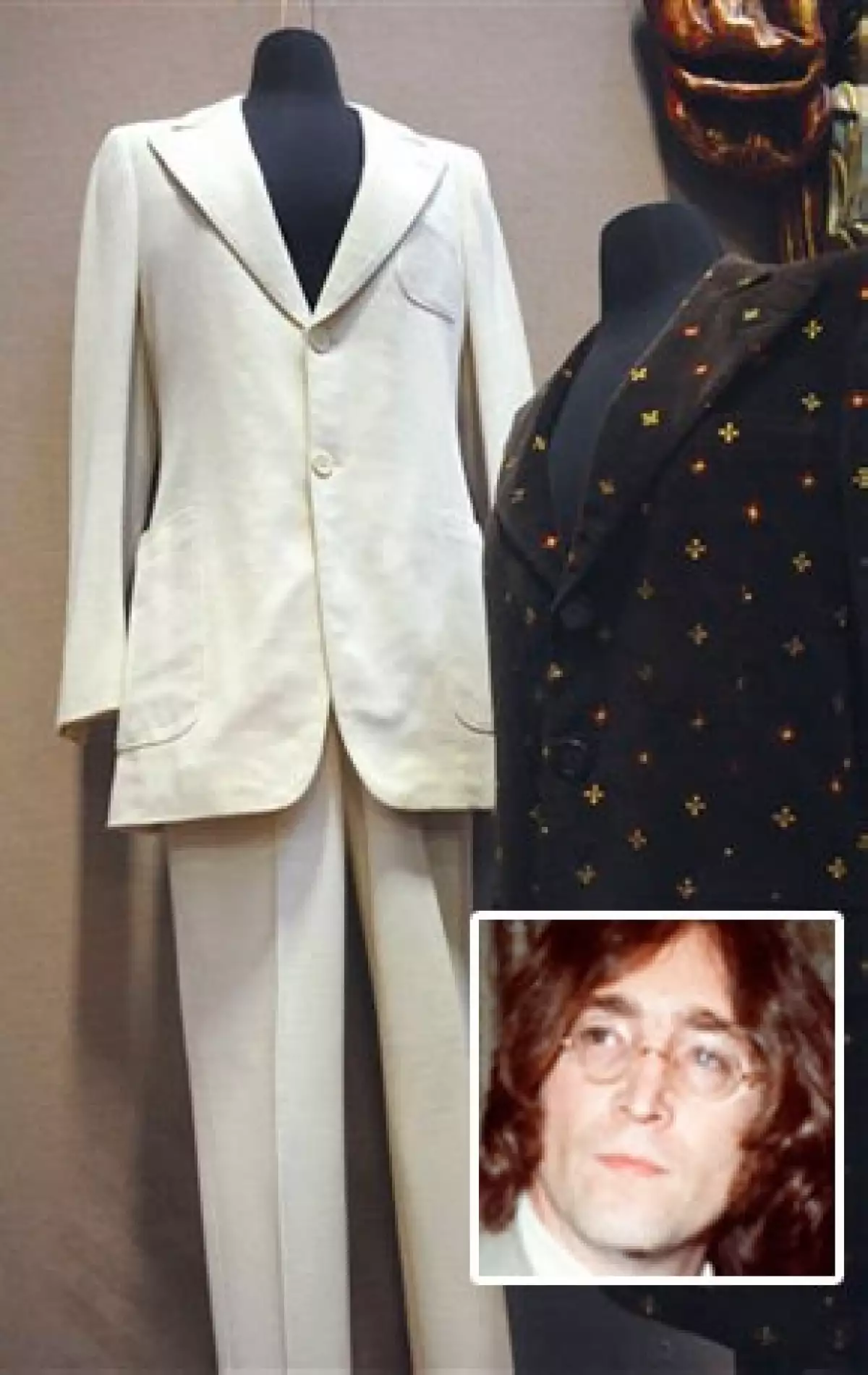 El traje fue hecho a la medida para el difunto ex Beatle por el diseñador francés Ted Lapidus.