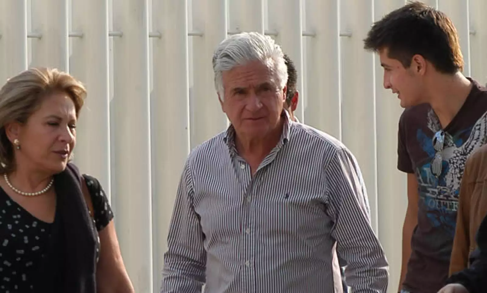 El candidato a la jefatura delegacional de Miguel Hidalgo, Demetrio Sodi, se dio un momento para acudir al funeral en medio de la jornada electoral.