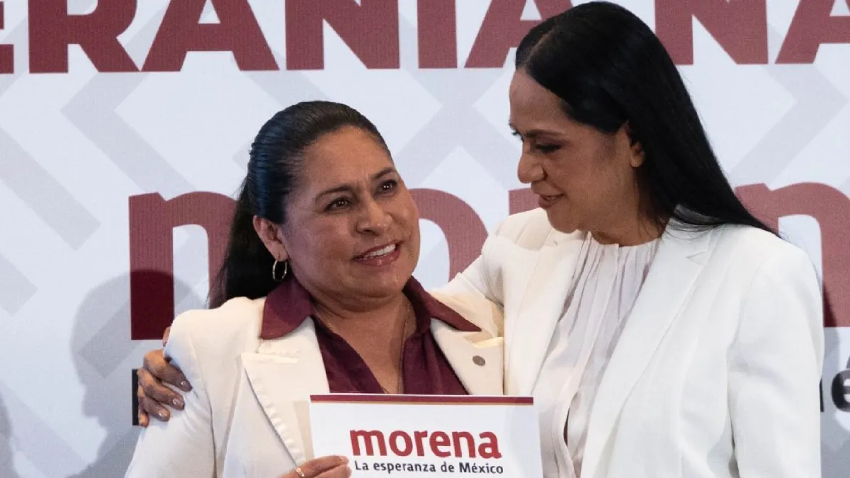 Ana Lilia Rivera es abrazada por la dirigente nacional de Morena, Ariadna Montiel. 