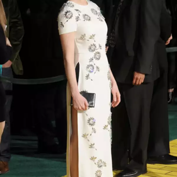 Por su parte Williams impactó con un vestido Prada estampado de manga corta.