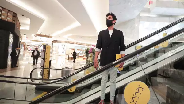 (Vista aérea de una tienda departamental)