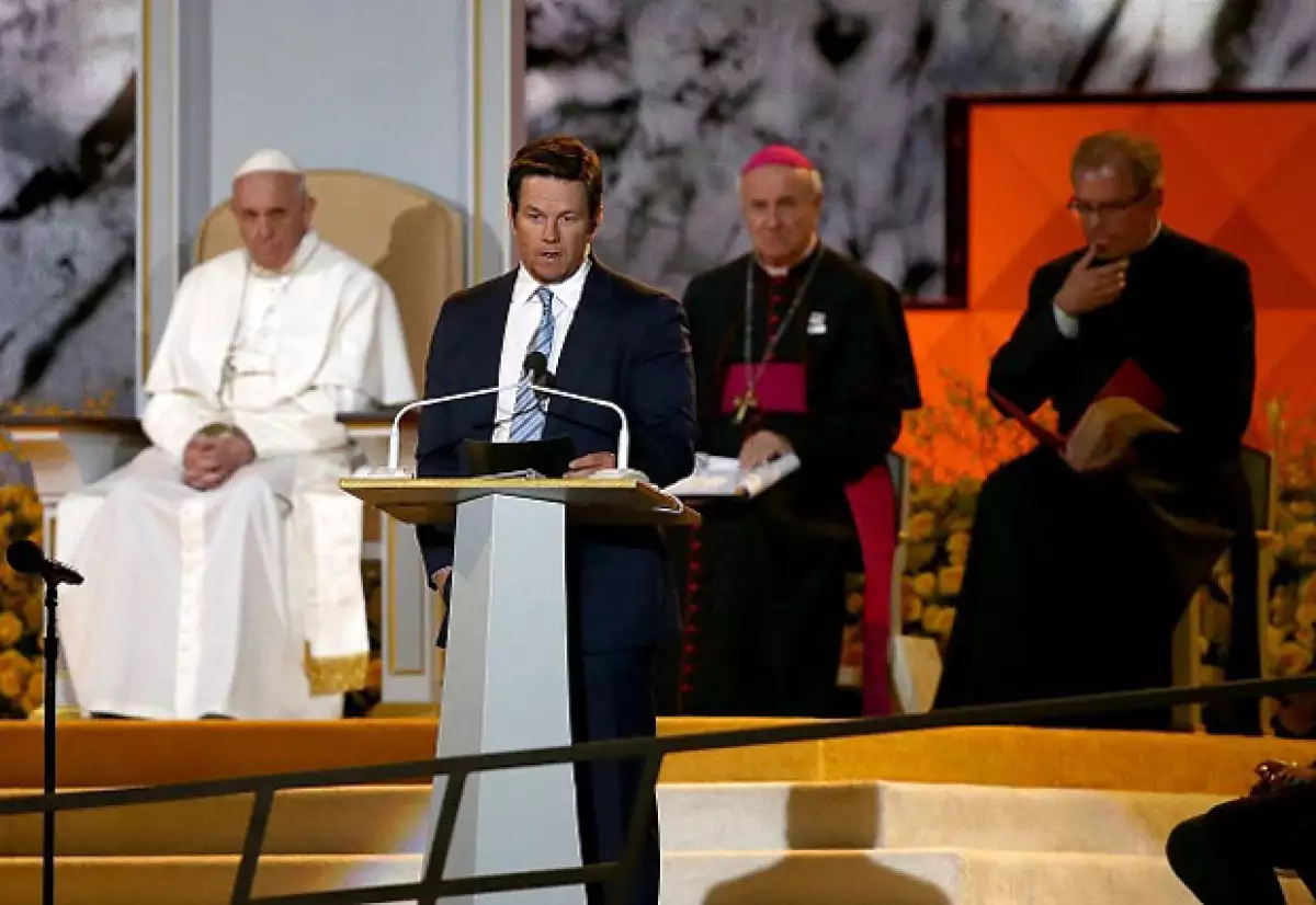 El actor de la película que gira en torno a un grosero oso de peluche, se disculpó con el Papa Francisco durante su visita a Estados Unidos.