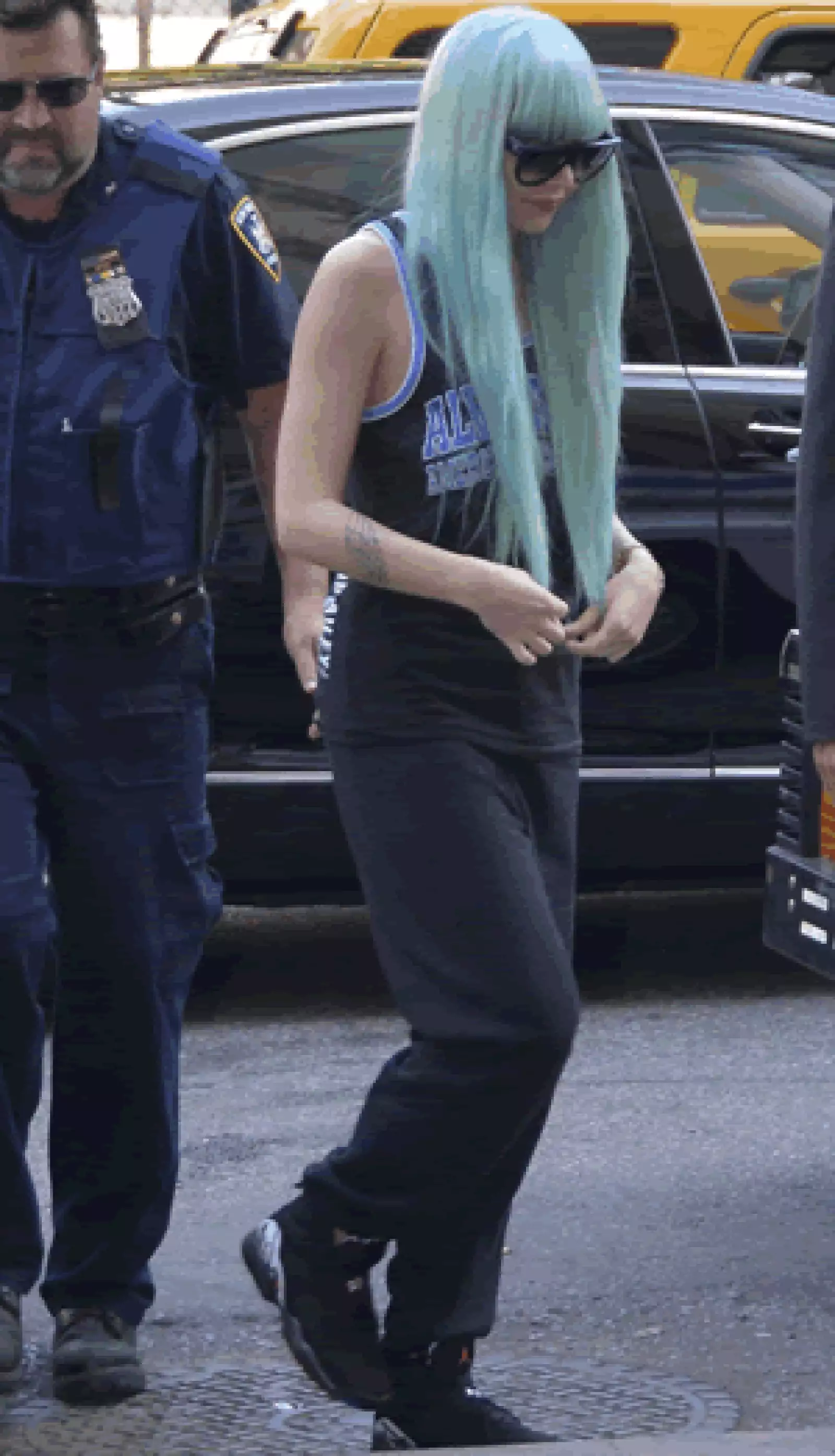 Sus looks cada vez eran más descuidados y masculinos, lo único que no dejó de innovar fueron los múltiples colores y texturas de su cabellera.