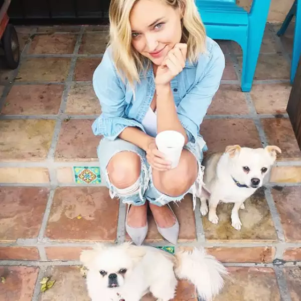 La bloggera Liz Cherkasova de Late Afternoon, posa con dos de sus perros.