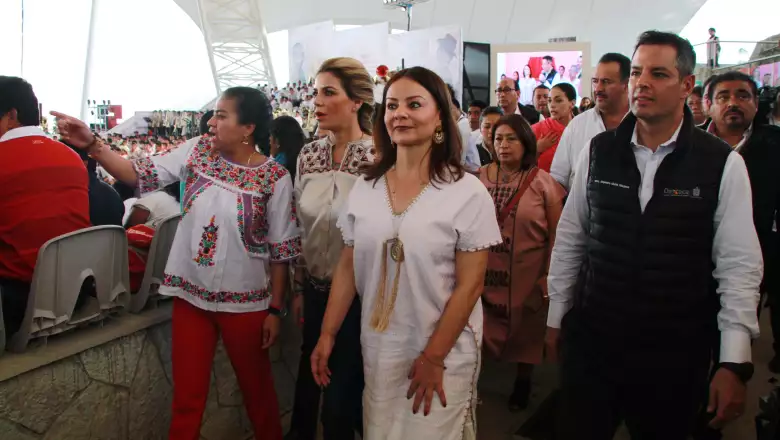 Nuvia Mayorga Delgado (centro)