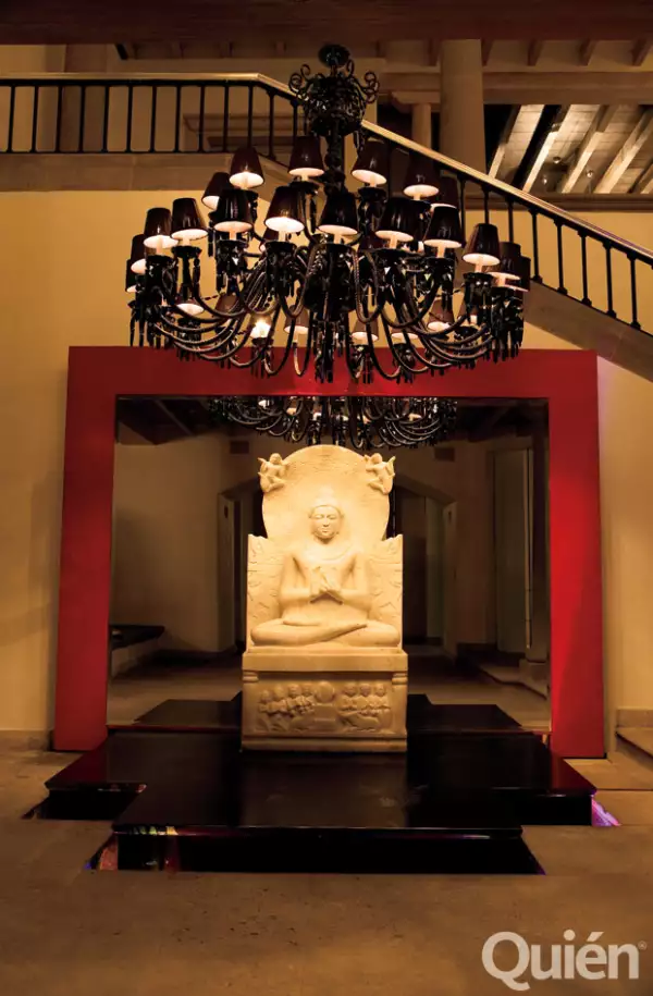 RECEPCIÓN ZEN. En la entrada hay un gran Buda de marfil sobre agua que vigila la puerta principal.