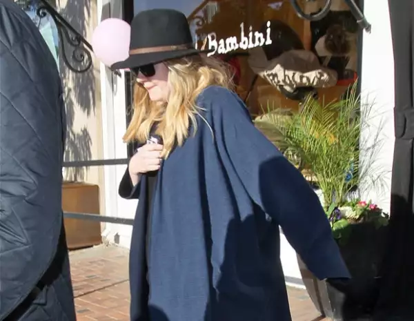 Adele llegó a la ciudad de Los Ángeles acompañada de su bebé de quien no se despegó en ningún momento.
