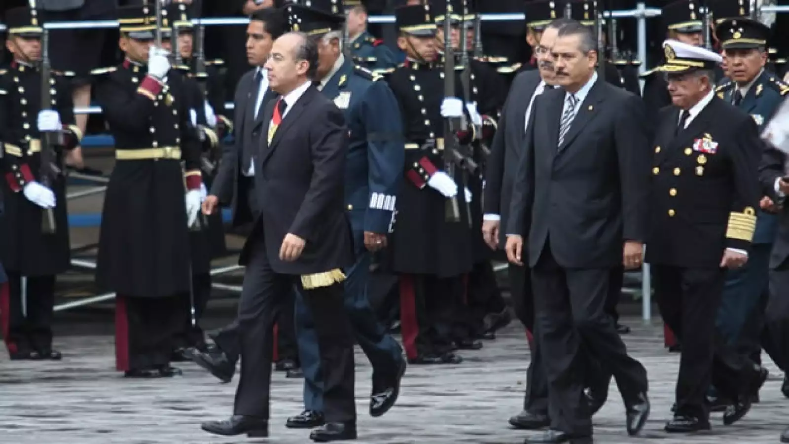 Los restos de los héroes patrios regresan al Ángel