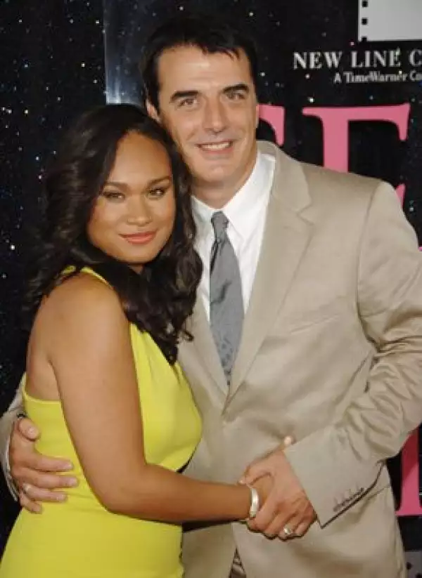 Chris Noth y su novia, Tara Wilson, no han dado aún la fecha del enlace.