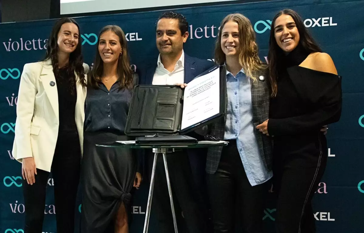 Sasha Glatt, Floretta Mayerson, Carla Pilgram y Sara Kalach, fundadoras de Violetta, con Gustavo Gutiérrez Galindo, fundador y CEO de Broxel