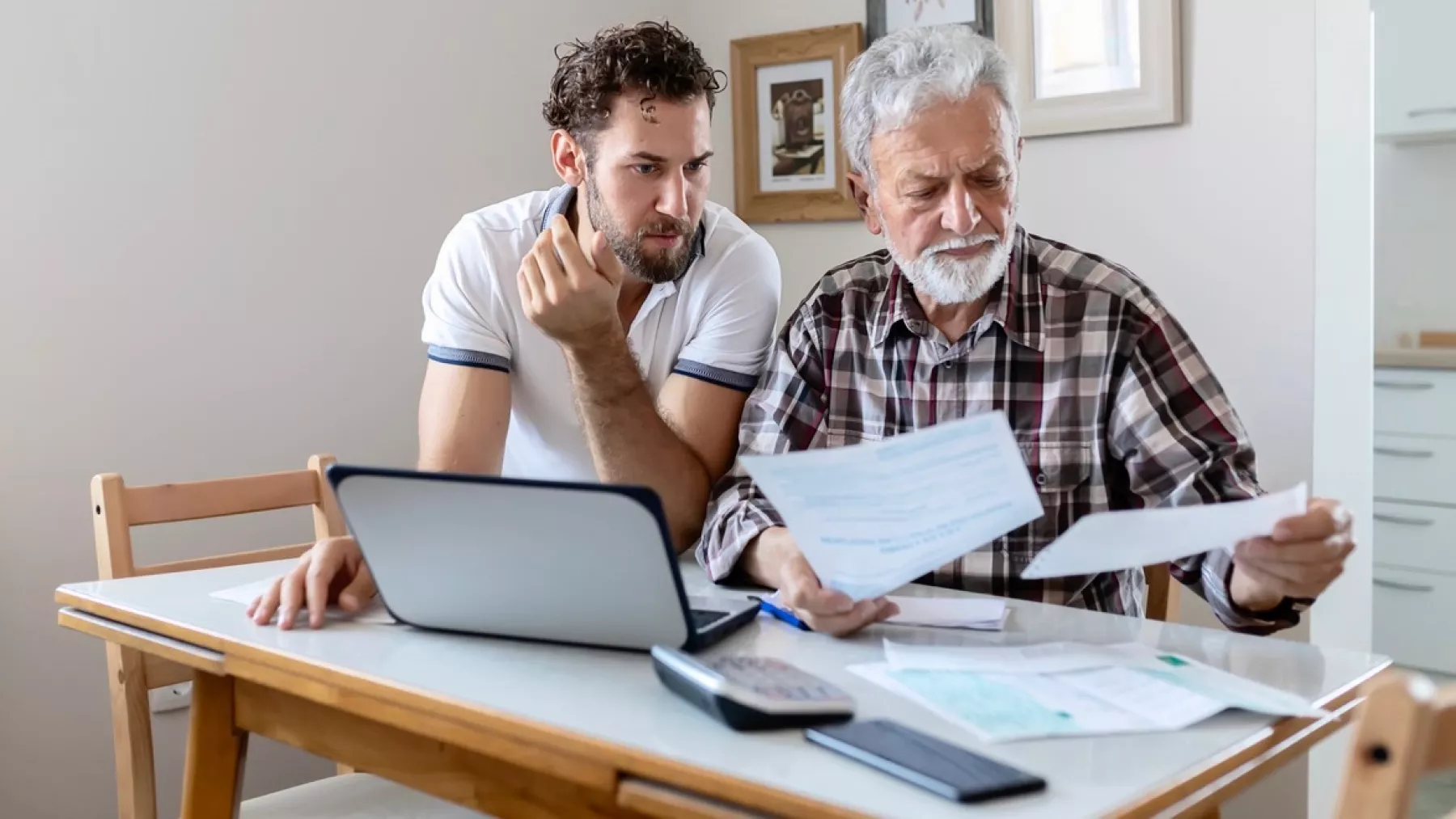 Hombres de mayores ingresos, los que más deducen