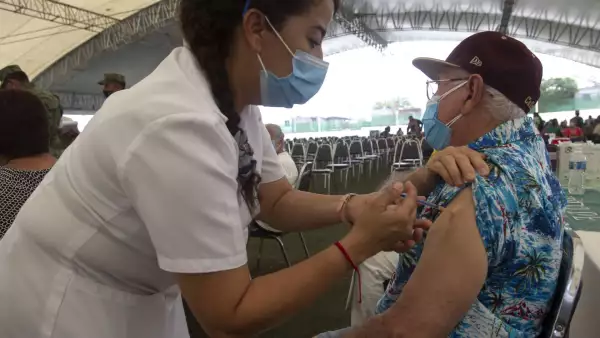 vacunacion refuerzo adultos mayores