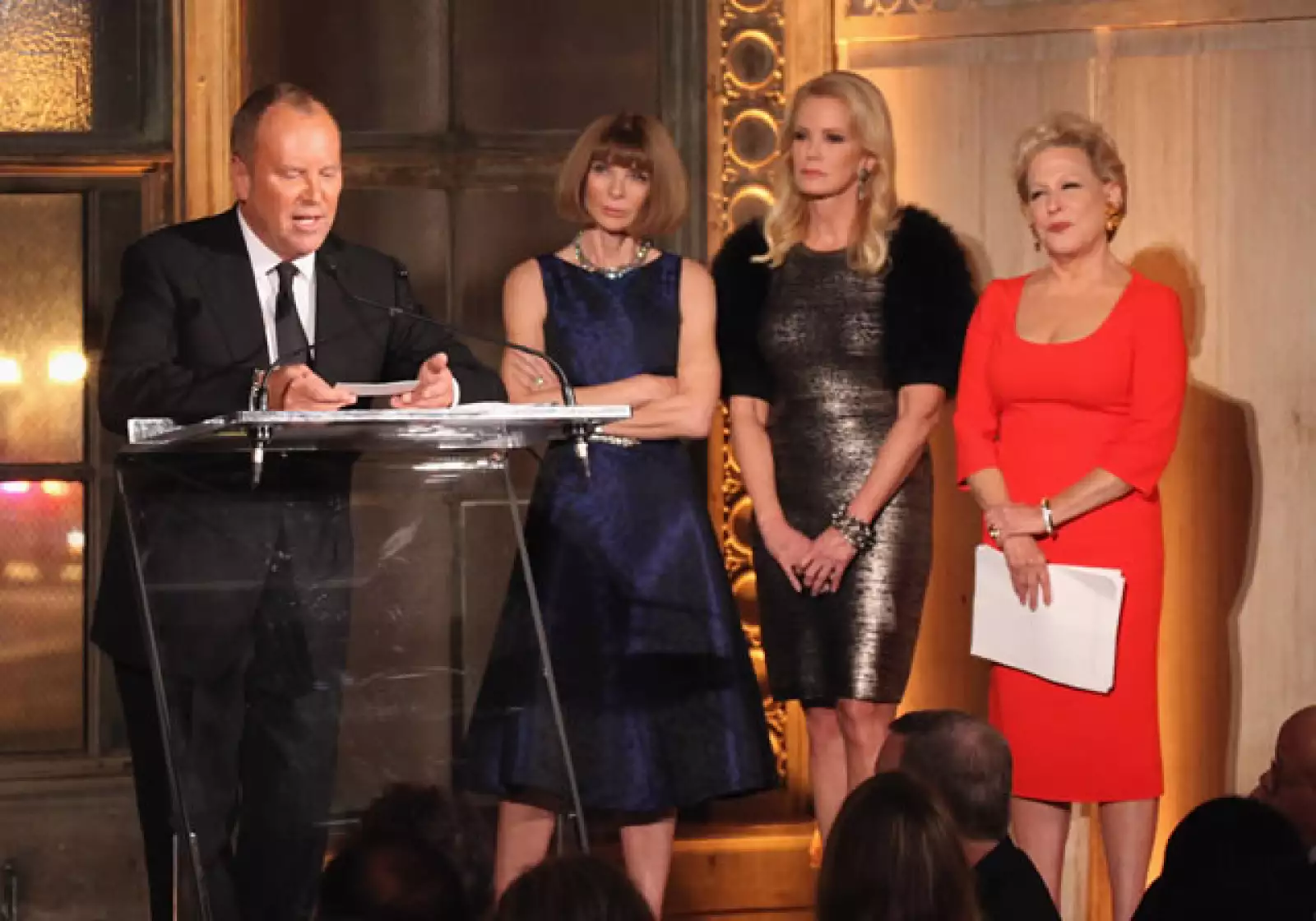 Michael Kors ofreció unas palabras al ser reconocido por su donación de 5 millones de dólares. Aquí con Bette Middler y Anna Wintour.