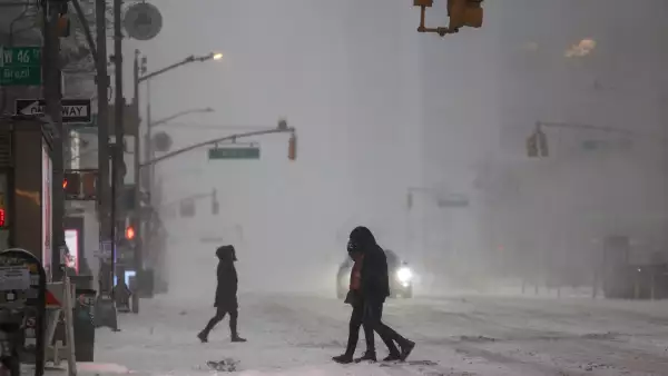 La gente cruza la Sexta Avenida en la caída de la nieve en la ciudad de Nueva York el 25 de enero de 2026. Una tormenta invernal masiva del 24 de enero arrojó nieve y lluvia helada desde Nuevo México hasta Carolina del Norte mientras recorría los Estados Unidos hacia el noreste, amenazando a decenas de millones de estadounidenses con apagones, caos en el transporte y un frío escalofriante. Después de golpear las áreas suroeste y central del país, el sistema de tormentas comenzó a golpear los estados del Atlántico medio y noreste densamente poblados a medida que una masa de aire frígida se instaló en toda la nación.