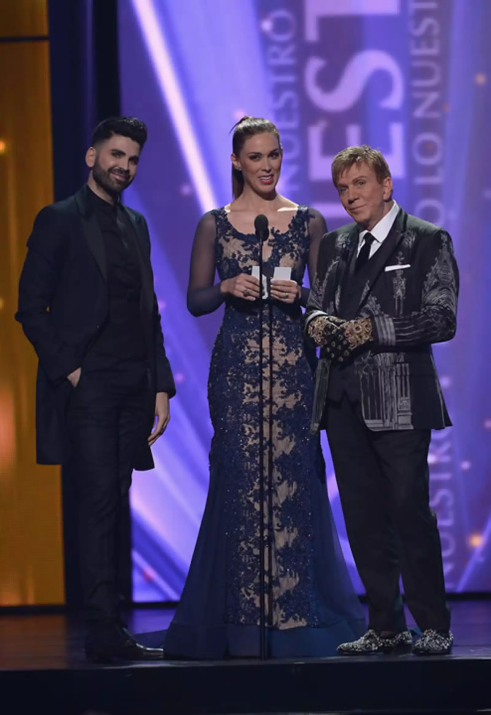 Guapísima fue como lució Jacky Bracamontes al presentar uno de los premios.