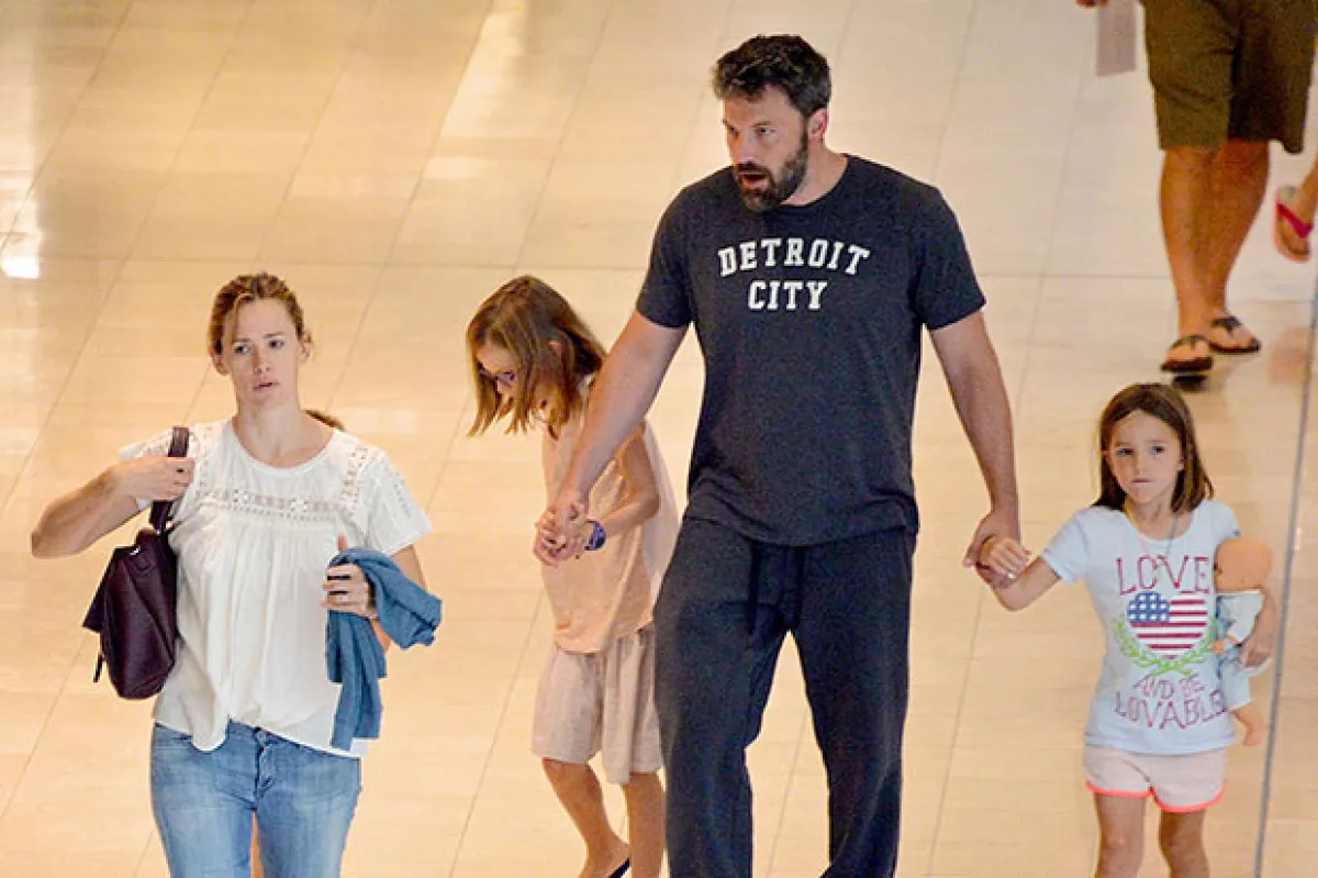 Durante la salida, la familia fue al cine y de compras.