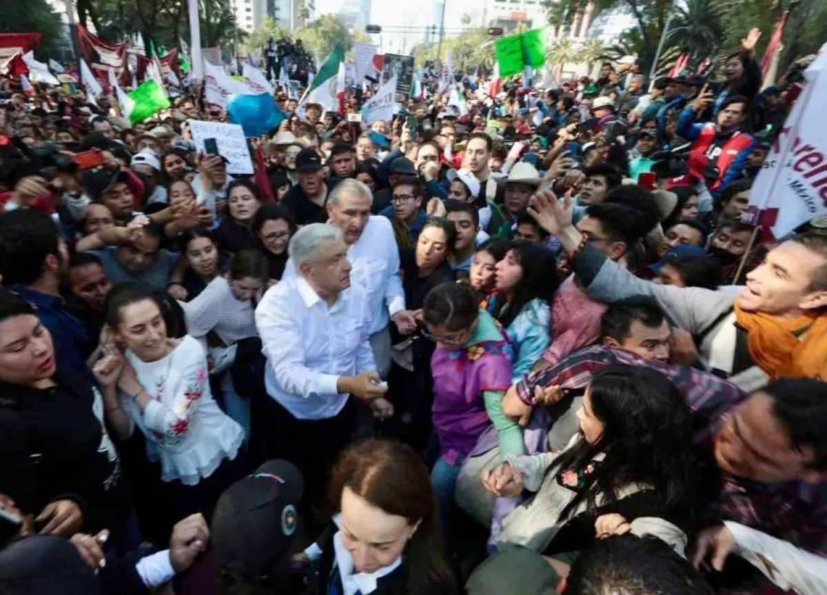 Andrés Manuel López Obrador, Presidente de México, encabezó una marcha por lo que el denominó "cuatro años de la transformación de México". El mandatario arranco en el Ángel de la Independencia rumbo al Zócalo, lo acompañaron Marcelo Ebrard, Adán Augusto López, Claudia Sheinbaum, y su hijo Andrés Manuel López Beltrán