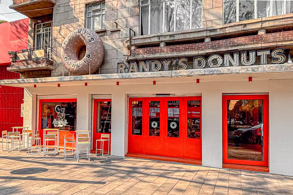 Foto de la fachada de Randy's Donuts en la colonia Roma