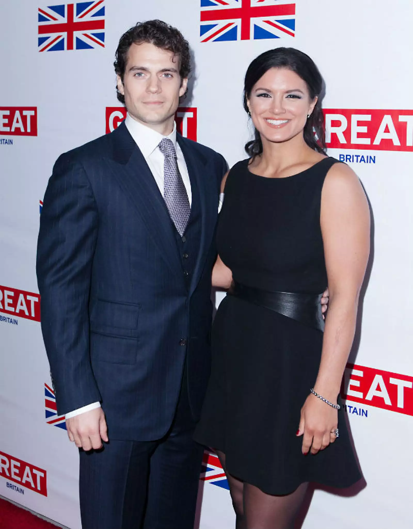 Ahora está soltero, pero la última relación de Henry fue con la actriz y ex luchadora Gina Carano.