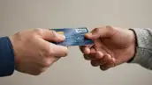 Dos personas intercambiando una tarjeta de crédito.
