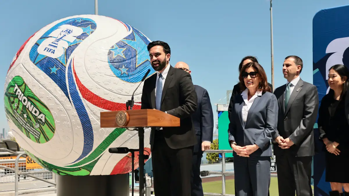 El alcalde de Nueva York, Zohran Mamdani, habla durante una conferencia de prensa en el Parque Comunitario del Hospital Universitario de Staten Island el 27 de abril de 2026 en la ciudad de Nueva York. El alcalde Mamdani se unió al gobernador. Kathy Hochul, funcionarios del gobierno y miembros del Comité Anfitrión de la Copa Mundial de la FIFA 2026 de Nueva York y Nueva Jersey, ya que anunciaron que Nueva York organizará cinco fiestas gratuitas para ver la Copa del Mundo en varias partes de Nueva York