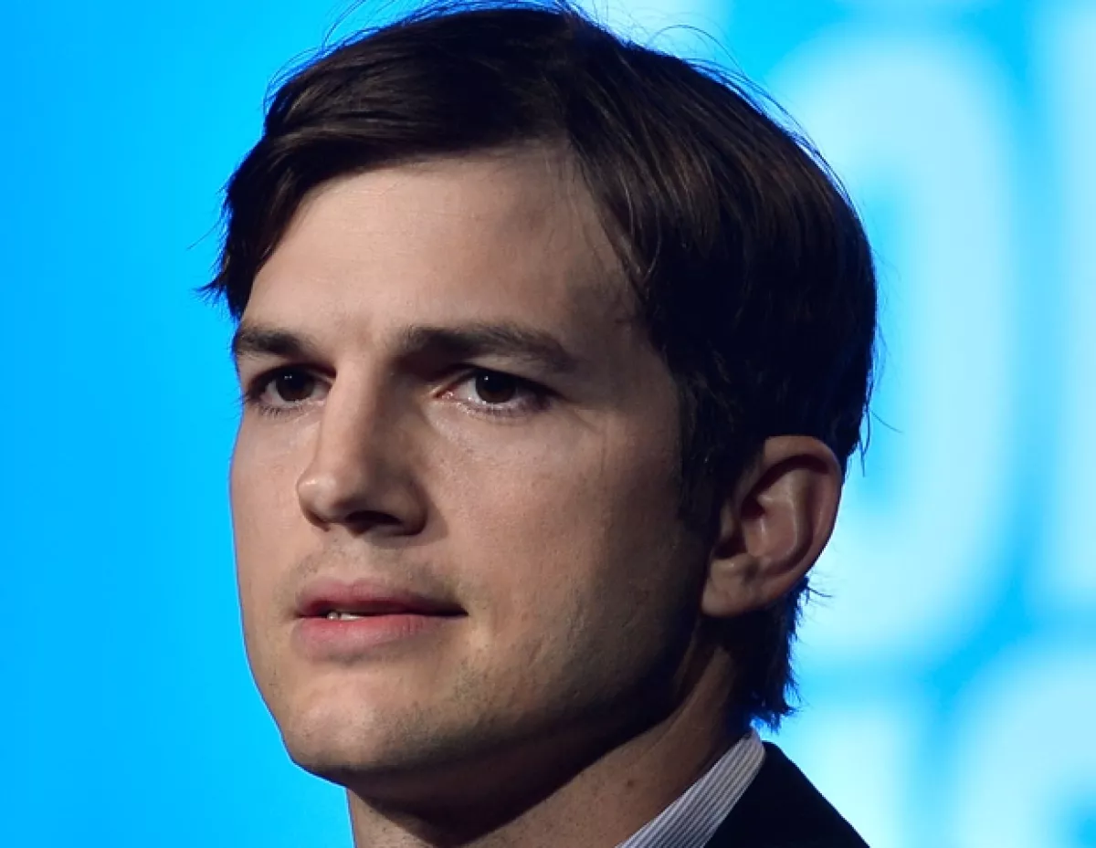 Ashton se ha unido a la lista de celebridades que practican el Kabbalah.