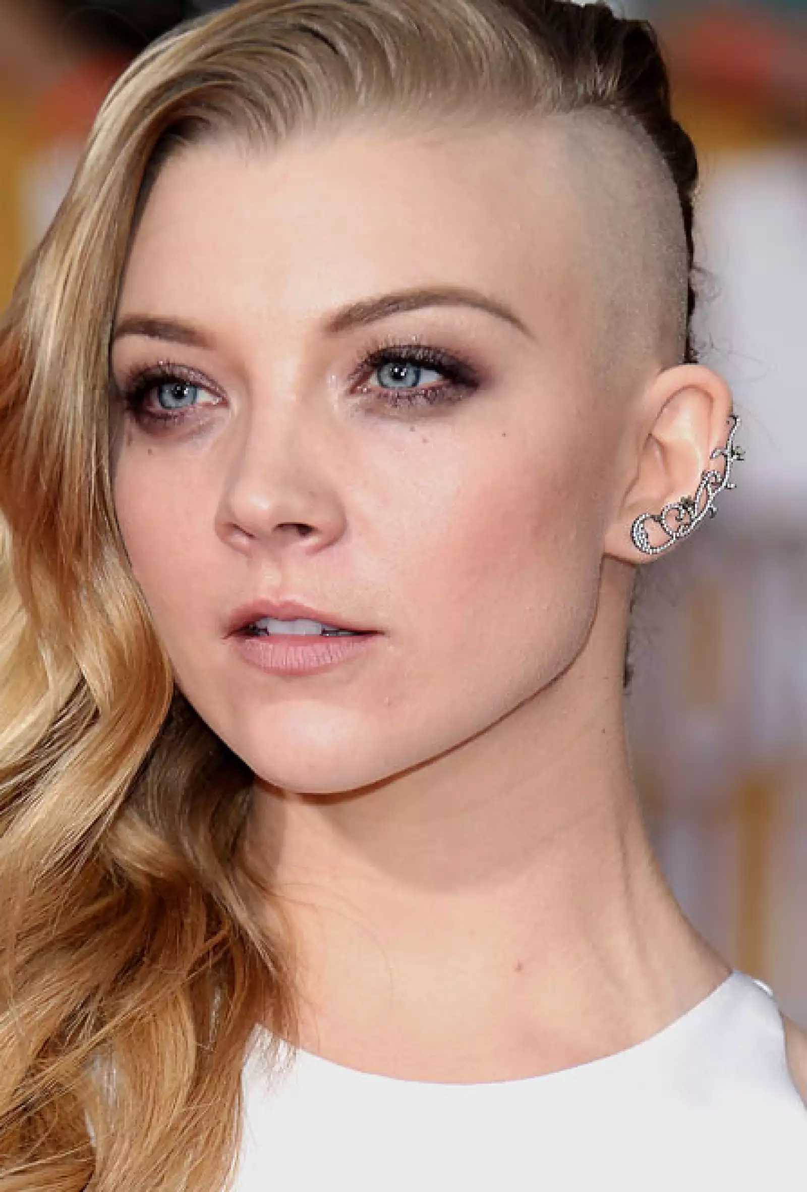 La actriz de `Games of Thrones´ portó este ear cuff de Diane Kordas para los premios SAG.