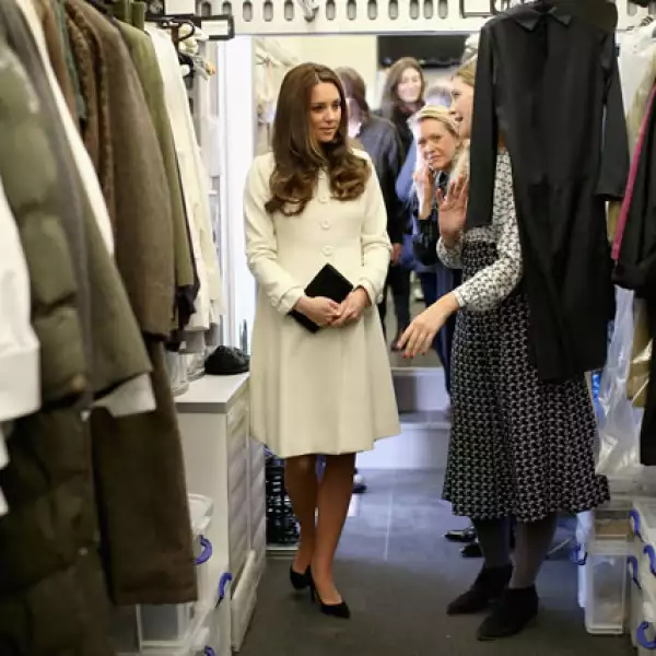 Kate también visitó el departamento de vestuario, el cual corre a cargo de la diseñadora Anna Robbins.