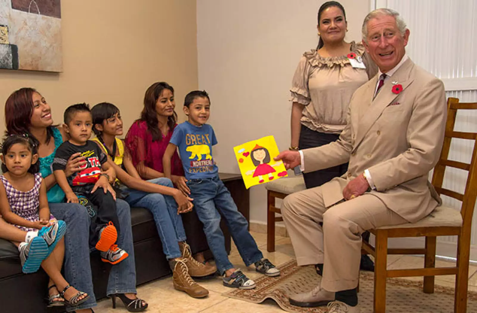 Luego se acercó a los campechanos, se dejó tomar fotografías y se despidió en medio de aplausos, para participar en una reunión privada en el Salón de Protocolos de la Biblioteca Campeche.