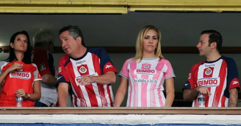 La esposa de Jorge Vergara lució feliz su embarazo durante el partido de anoche, donde las Chivas rayadas del Guadalajara le ganaron 1 – 0 a las Águilas del América.