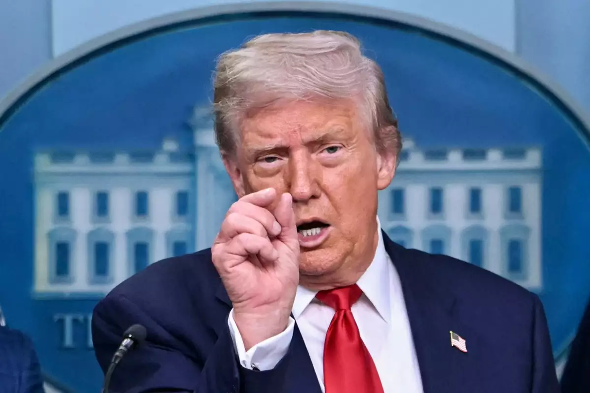 El presidente de los Estados Unidos, Donald Trump, habla durante una conferencia de prensa para discutir el crimen en Washington, DC, en la Sala de Prensa Brady en la Casa Blanca en Washington, DC, el 11 de agosto de 2025. 