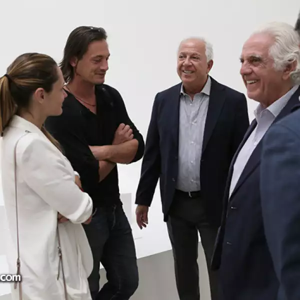 Marina Berlage, Philippe Reynaud con Maurice y Paul Marciano