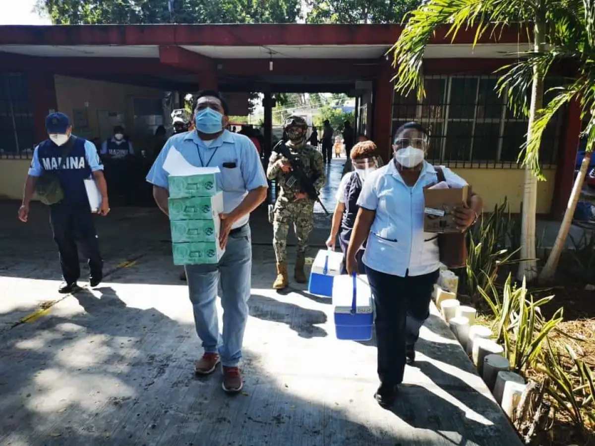 Campeche es el primer estado en iniciar la vacunación de maestros contra el COVID-19, con el fin de regresar a clases presenciales el próximo mes. 
